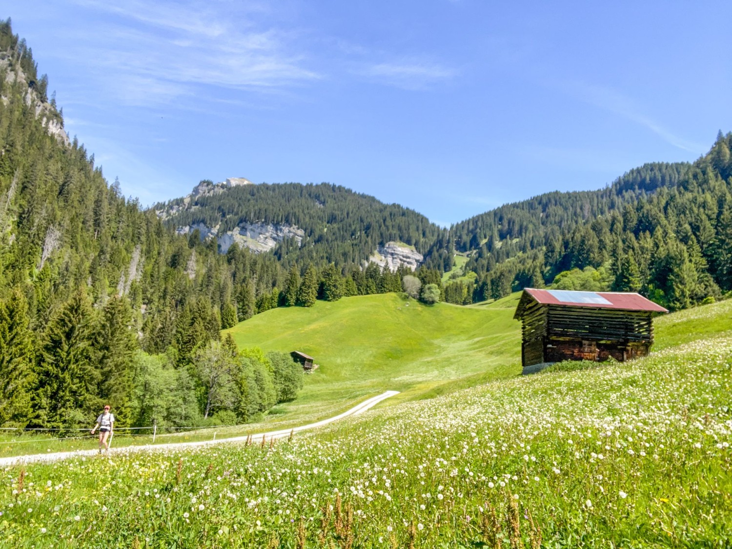 Plusieurs étables se dressent entre les villages.