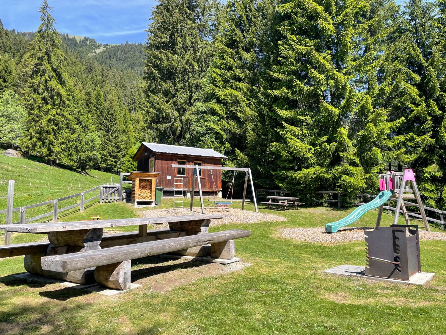 Le site de grillades Plaun Asch est bien aménagé.
