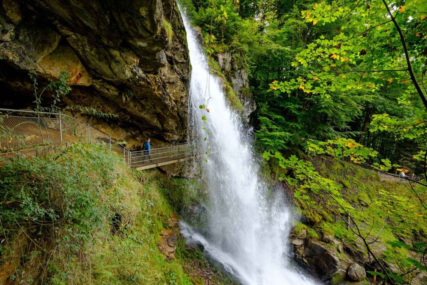 Le chemin de randonnée passe derrière l’une des 14 cascades des chutes du Giessbach.