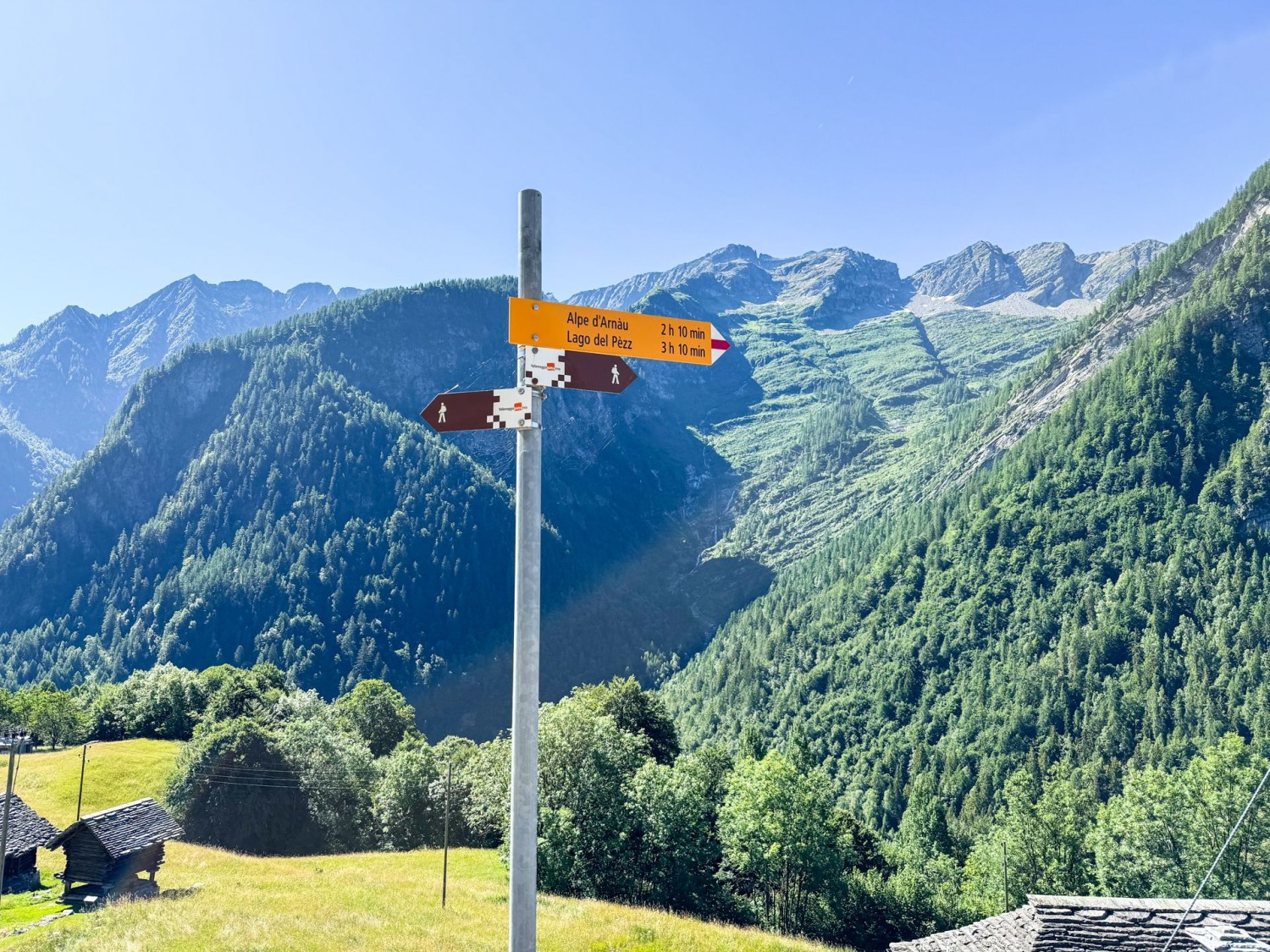L’indicateur dans le village de Piano di Campo ne porte pas l’inscription de Linescio, mais seulement de l’Alpe d’Arnau, la direction à suivre.