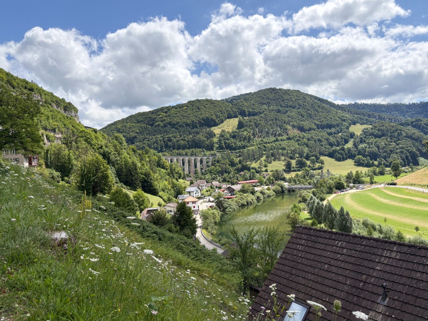 De la gare de St-Ursanne, on descend au bord du Doubs.