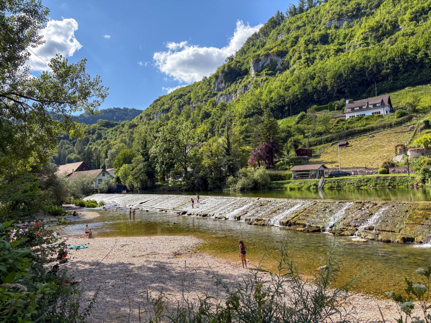 De retour à St-Ursanne, le Doubs invite à une baignade rafraîchissante.