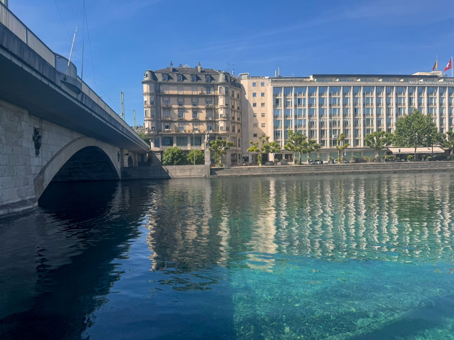 Les élégantes façades genevoises près du Pont de la Coulouvrenière