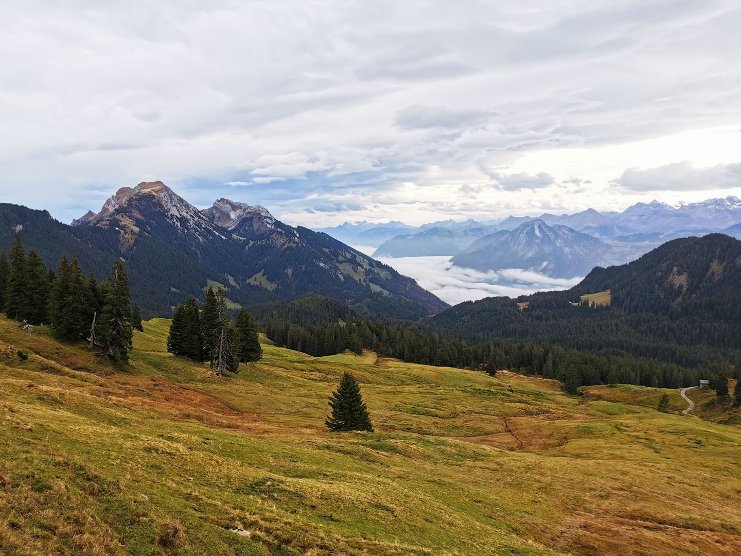 Ausblick vom First zur Pilatuskette (links), zum Vierwaldstättersee und zum Stanserhorn.