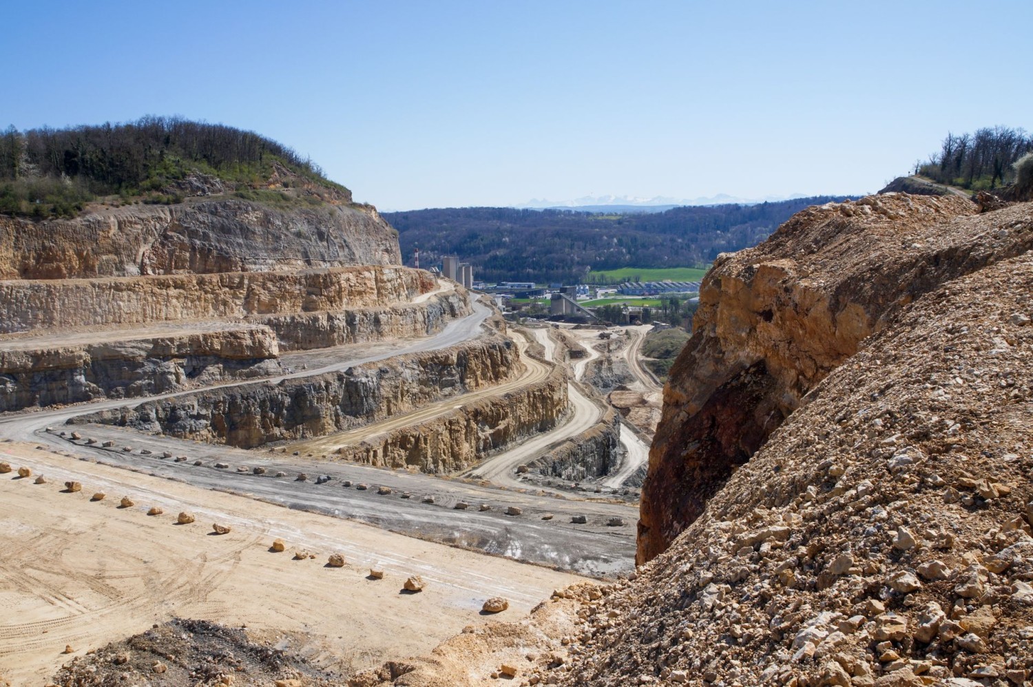 La carrière d’Holcim, vue depuis le haut de la colline