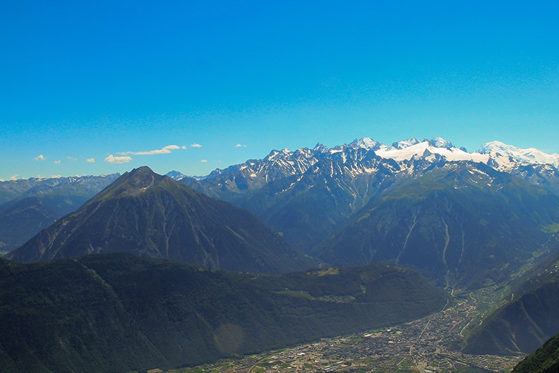 Der Catogne, die Pyramide links im Bild, gehört geologisch betrachtet zu den eisigen Kuppen des Mont-Blanc-Massivs. Bilder: Elsbeth Flüeler
