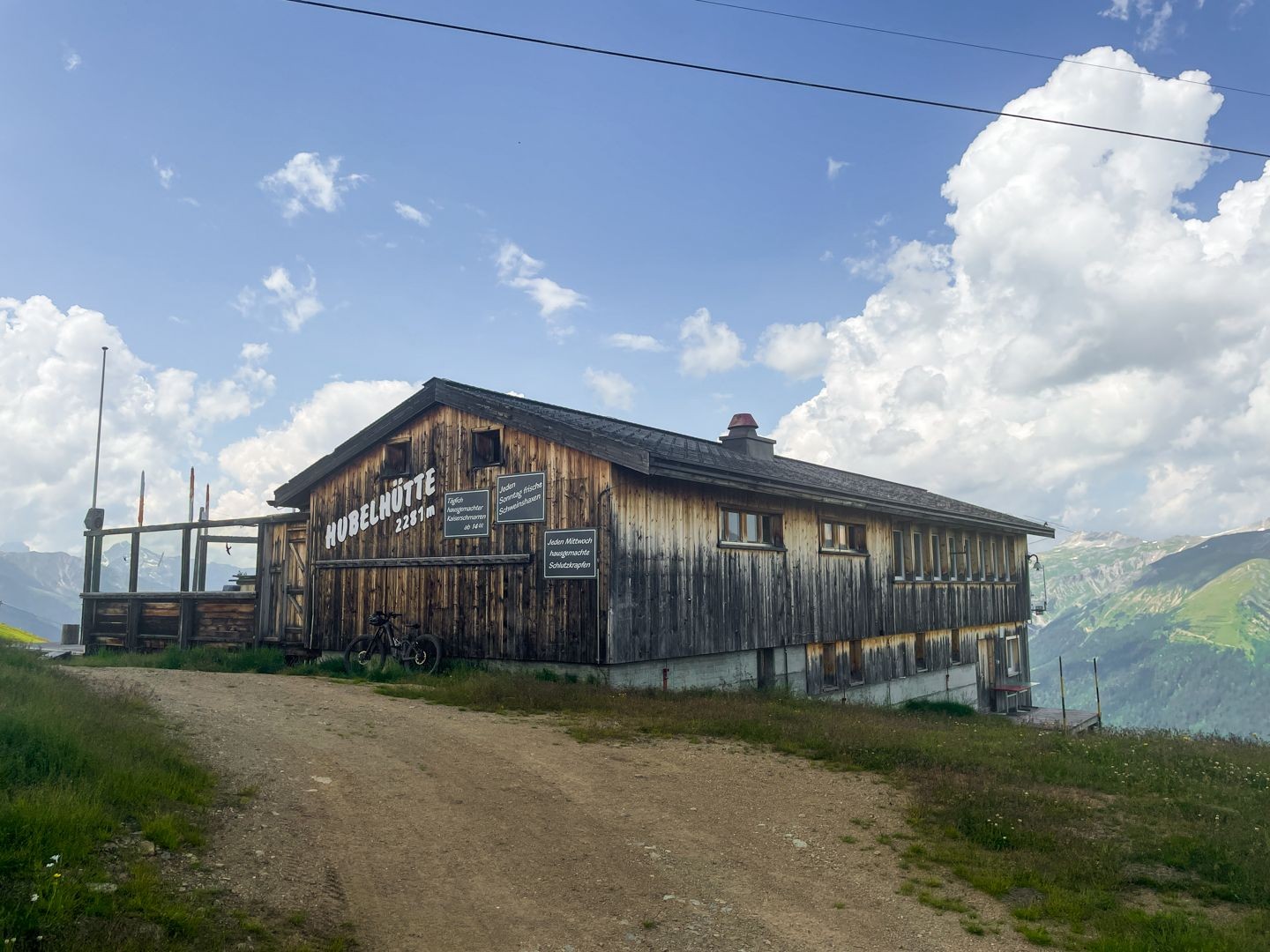 Die Hubelhütte bietet sich für eine Rast an.