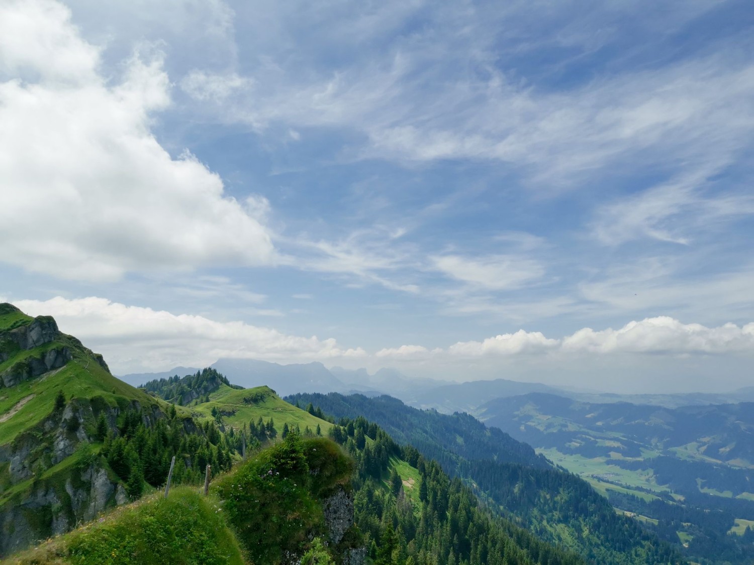 Vue exceptionnelle depuis l’arête du Beichle, ici en direction du sud-ouest vers le Hohgant et la Sichle.