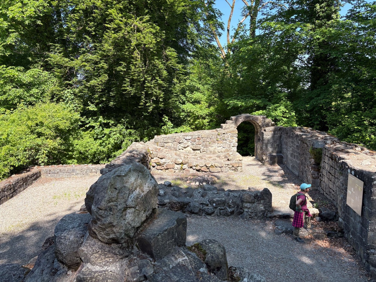 Ces ruines, berceau historique de Hünenberg, apparaissent peu après le début de la randonnée.
