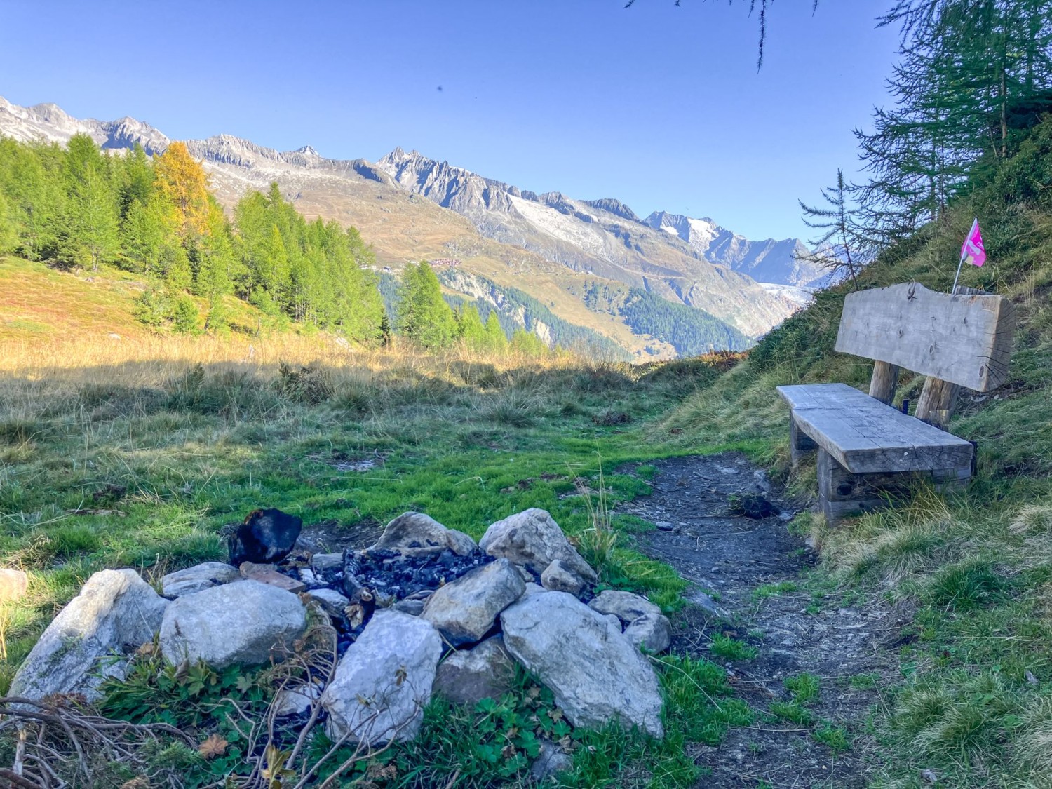 Avant de quitter le bisse et d’entamer la montée vers le sommet, pourquoi ne pas s’asseoir quelques instants?