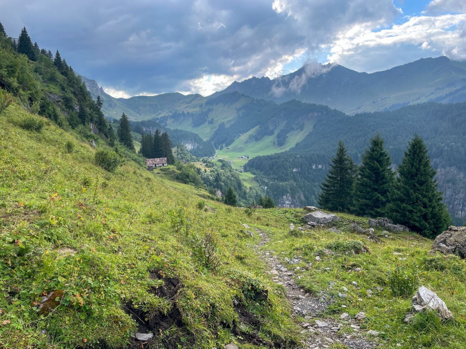 Durch Champérys Felsenkessel zur Cantine