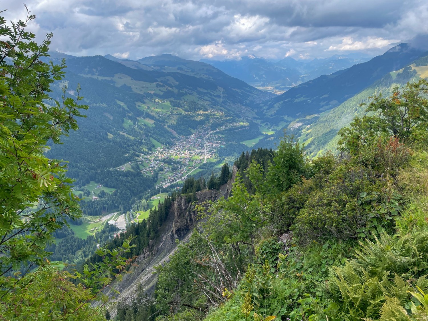 Du Signal de Bonavau, la vue sur Champéry et, derrière, la vallée du Rhône.
