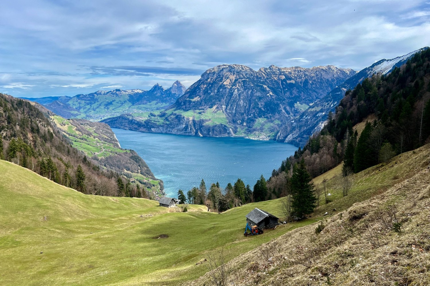 Bei Obere Furggelen zeigt sich der Urnersee zum ersten Mal.