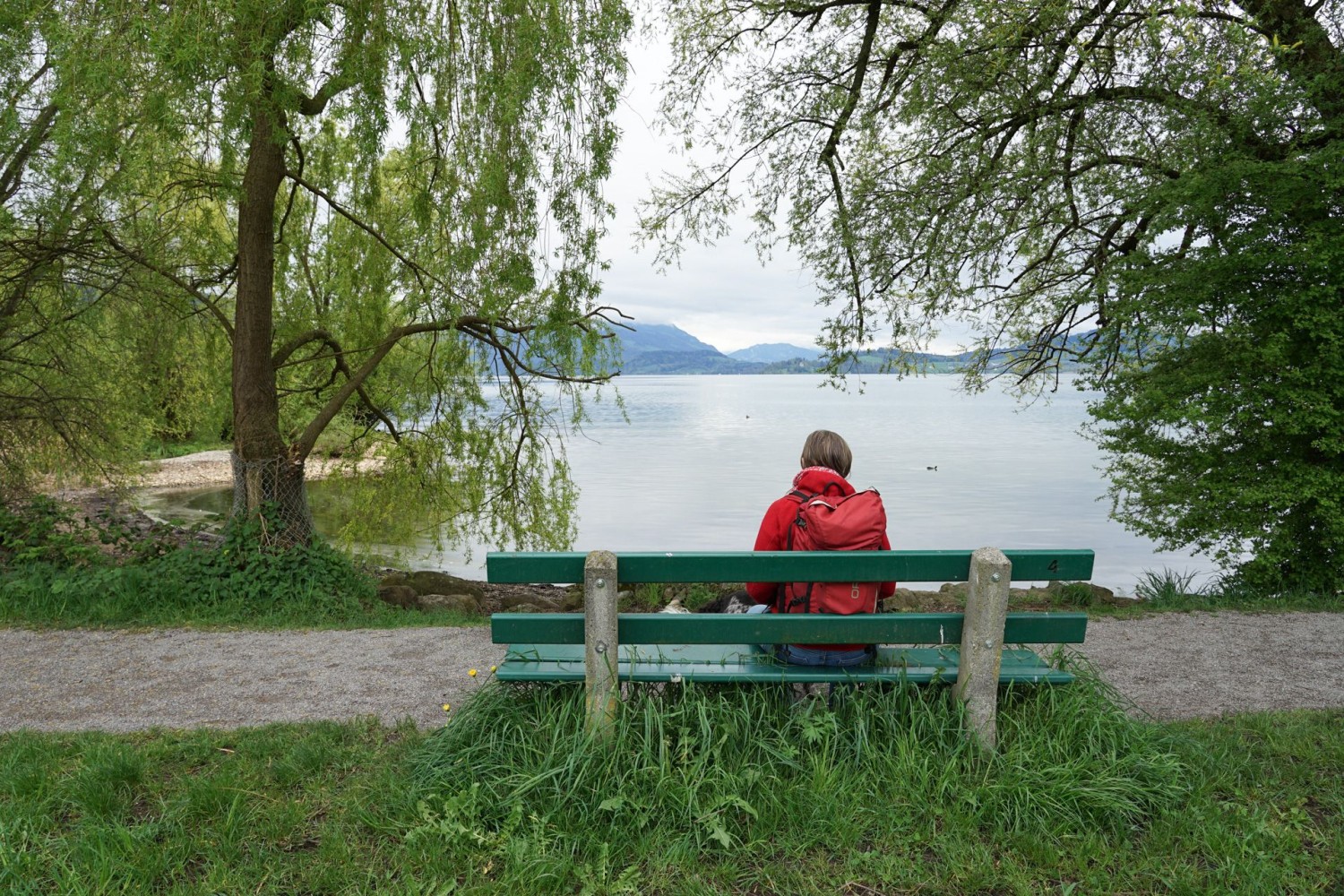 Au printemps, les rives du lac de Zoug sont paisibles et idylliques.