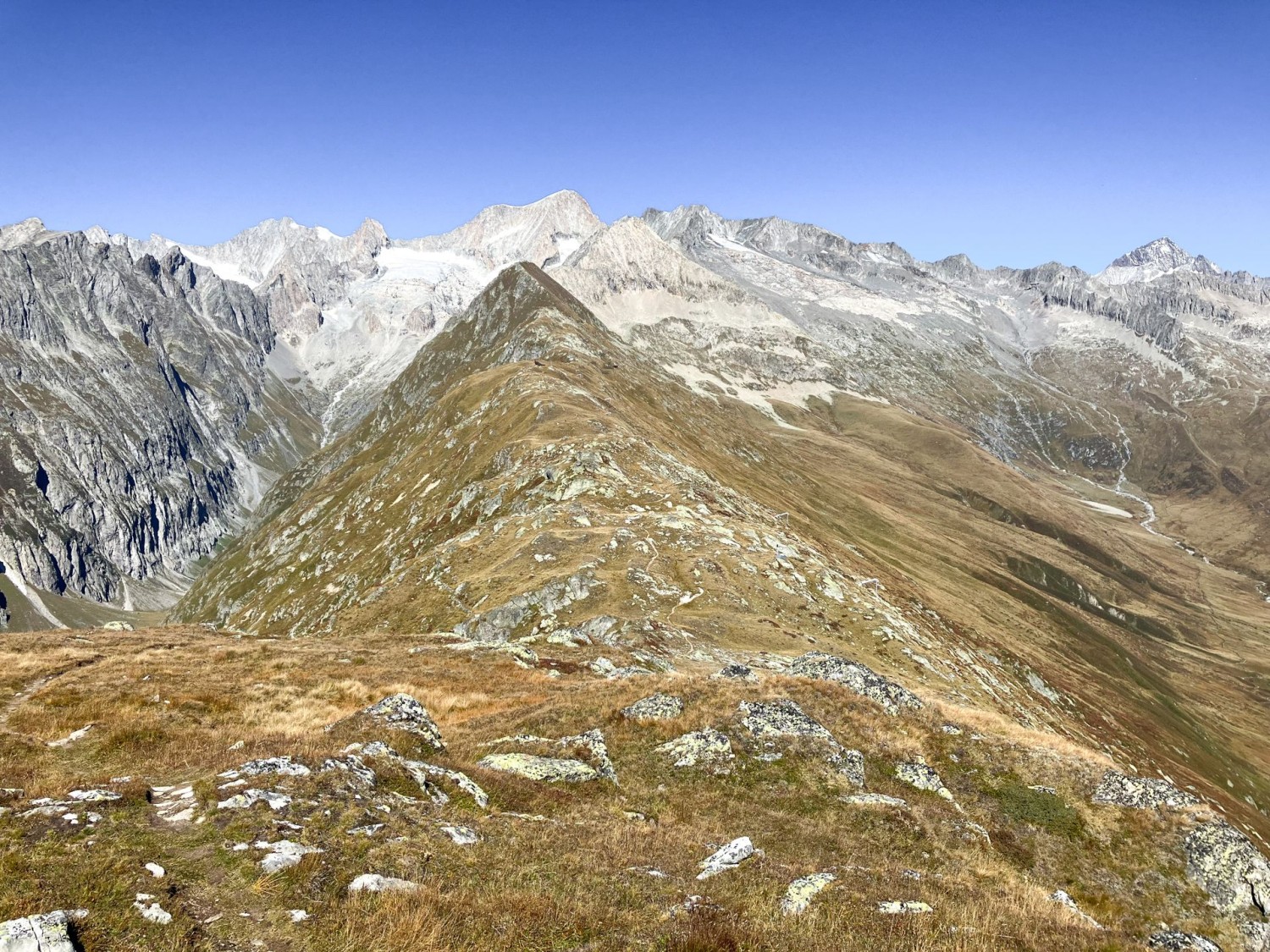 Une fois le sommet dépassé, on poursuit la randonnée par le Bälgrat.