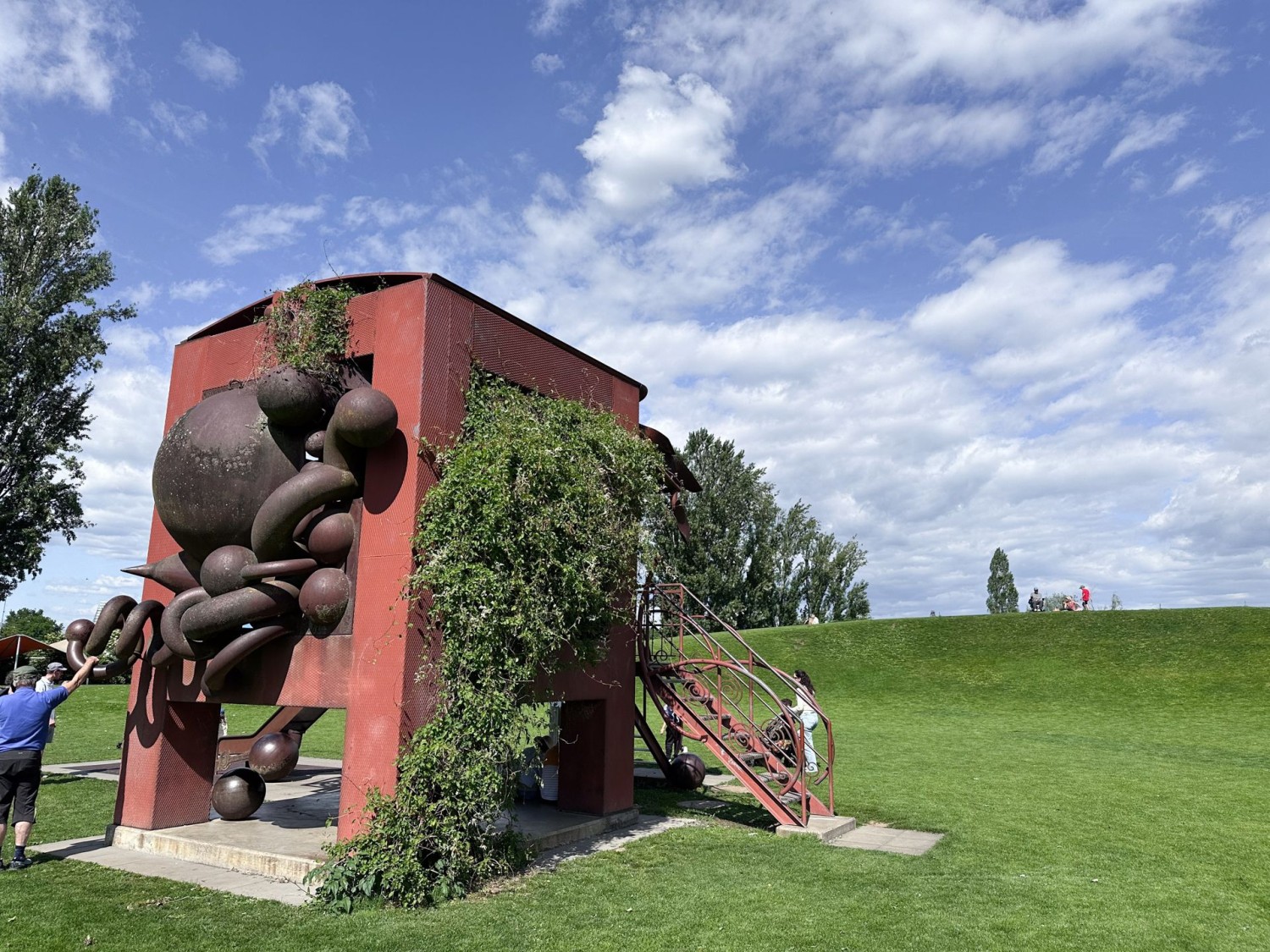 La sculpture en fer «Amboss» de Bernhard Luginbühl au Wolkenhügel du Park im Grünen