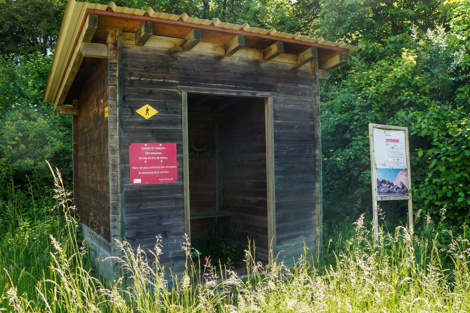 Autour de la carrière, plusieurs cabanes sont destinées à abriter les randonneuses et randonneurs en cas de tir de mines.