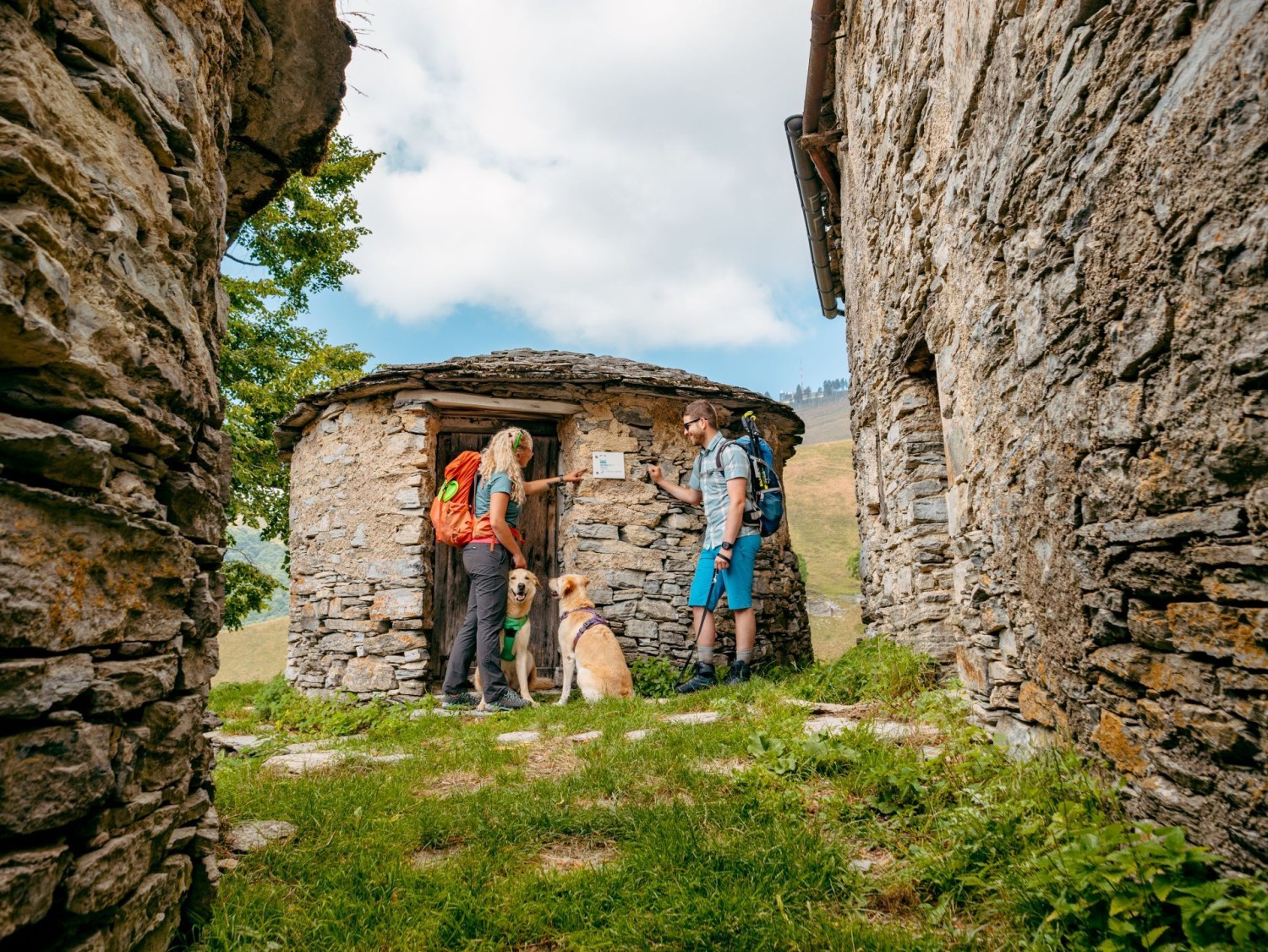 Die Wanderung führt vorbei an Nevère – historischen Kühlhäusern.