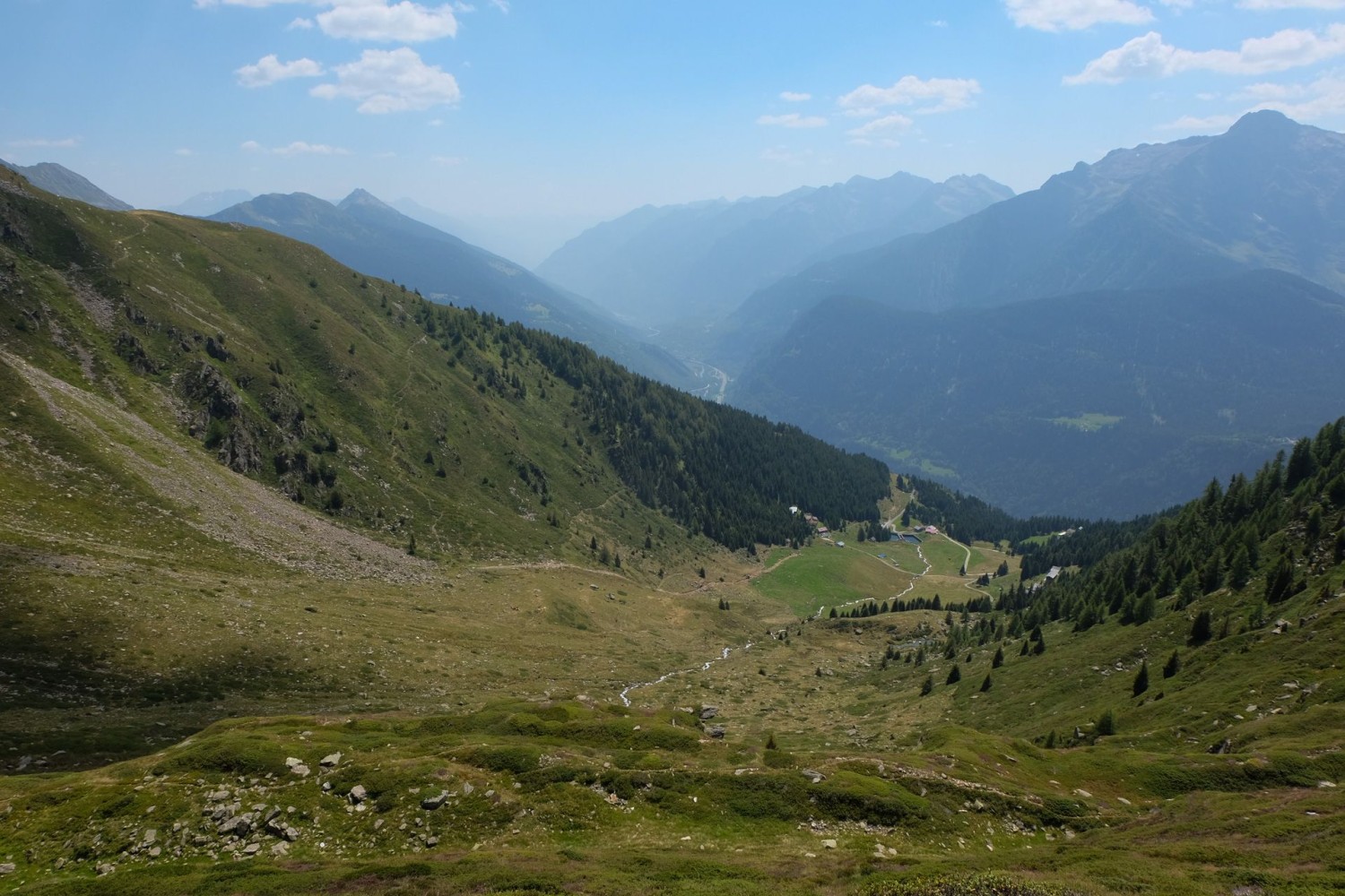 Le chemin descend vers la Leventina. Vue depuis le Passo Predèlp sur le but de la randonnée, l’Alp Predèlp.