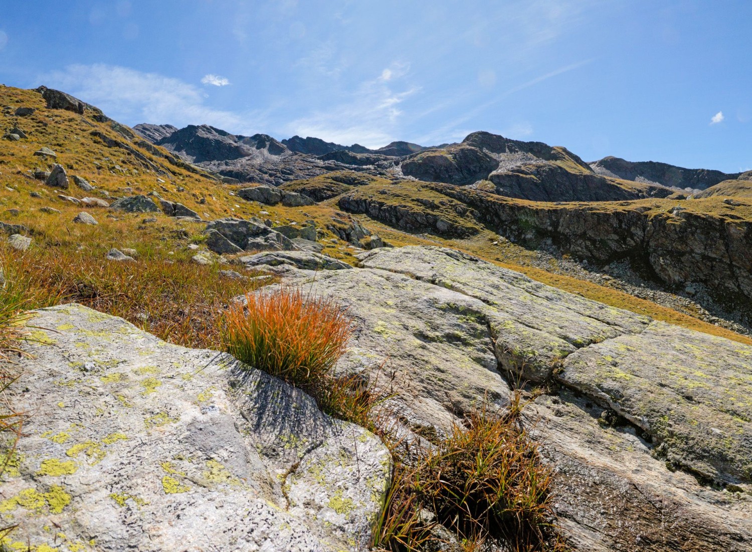 L’ascension dans le Mönchalptal est de plus en plus rocailleuse. Ici, à environ 2400 mètres d’altitude.