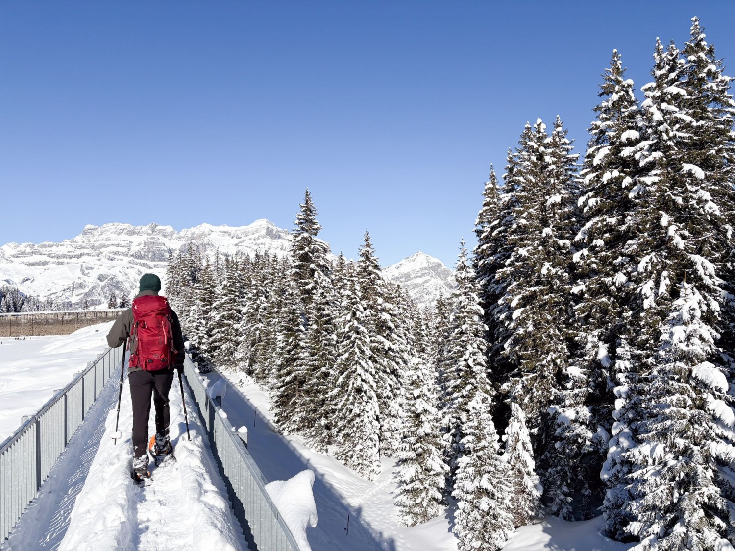 Über die Nebenstaumauer am Nordostufer geht es zurück zur Bergstation der Luftseilbahn.