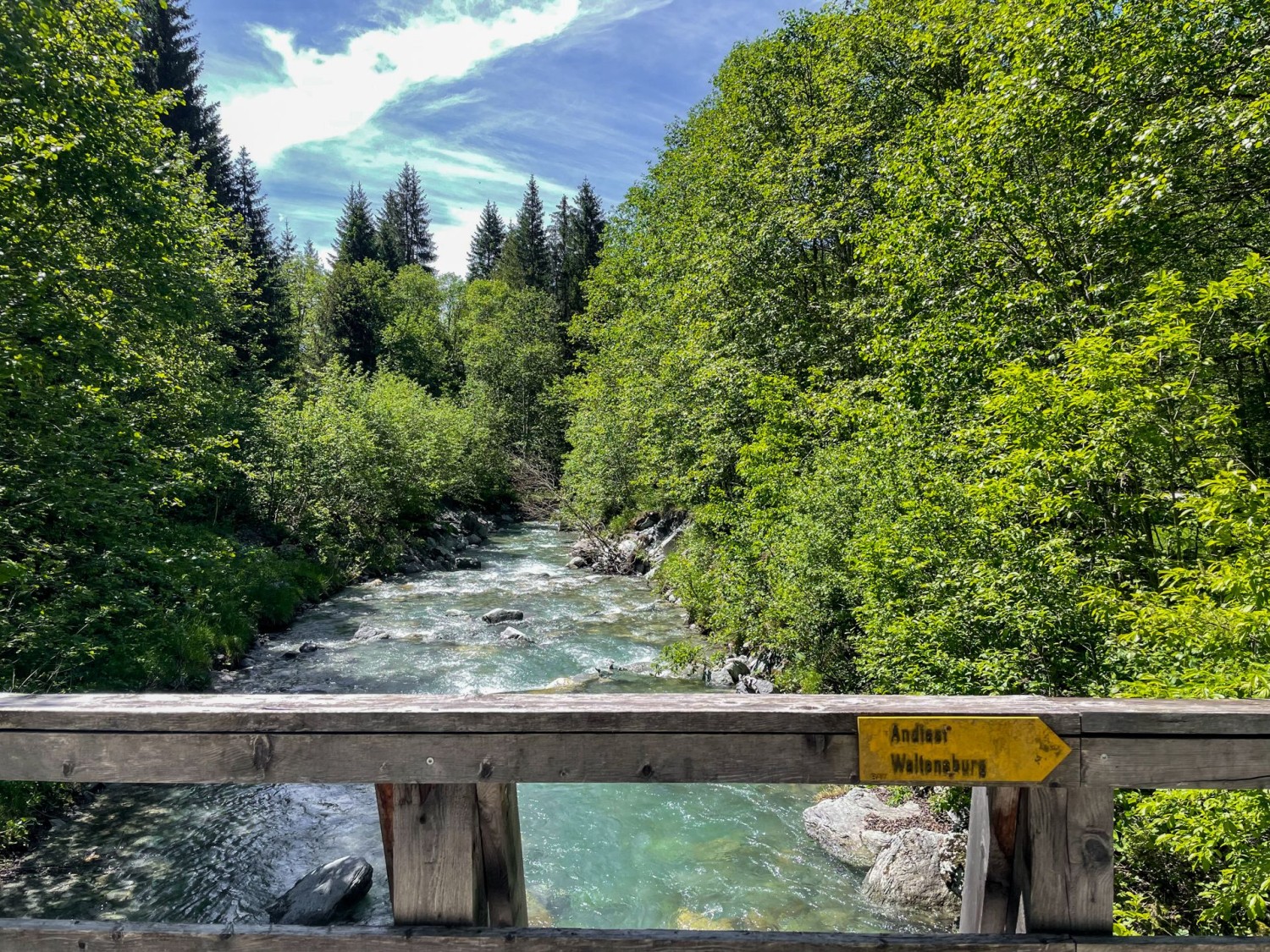 On franchit le Schmuér par un pont de bois.
