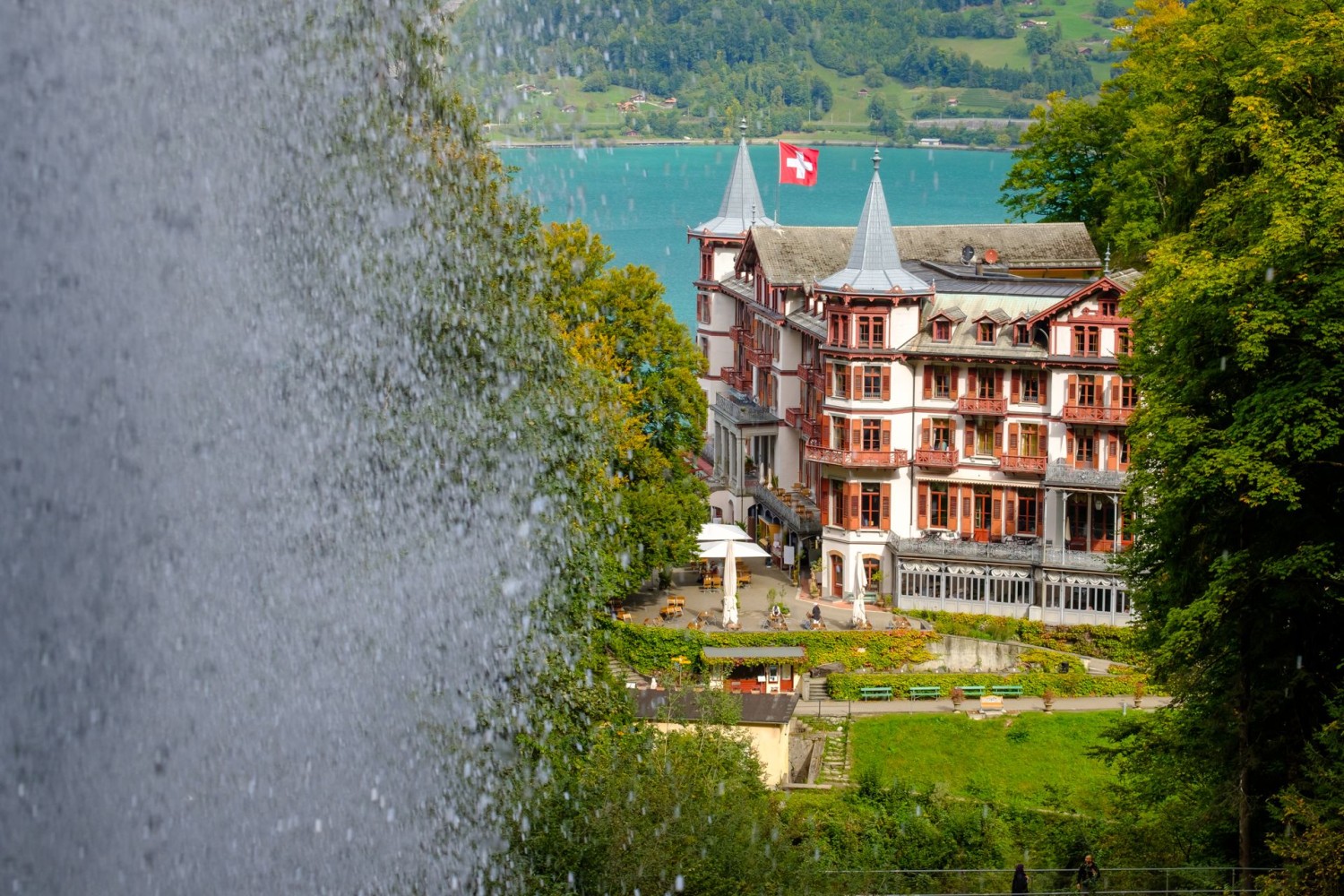 Derrière le rideau d’eau, le Grandhotel Giessbach.