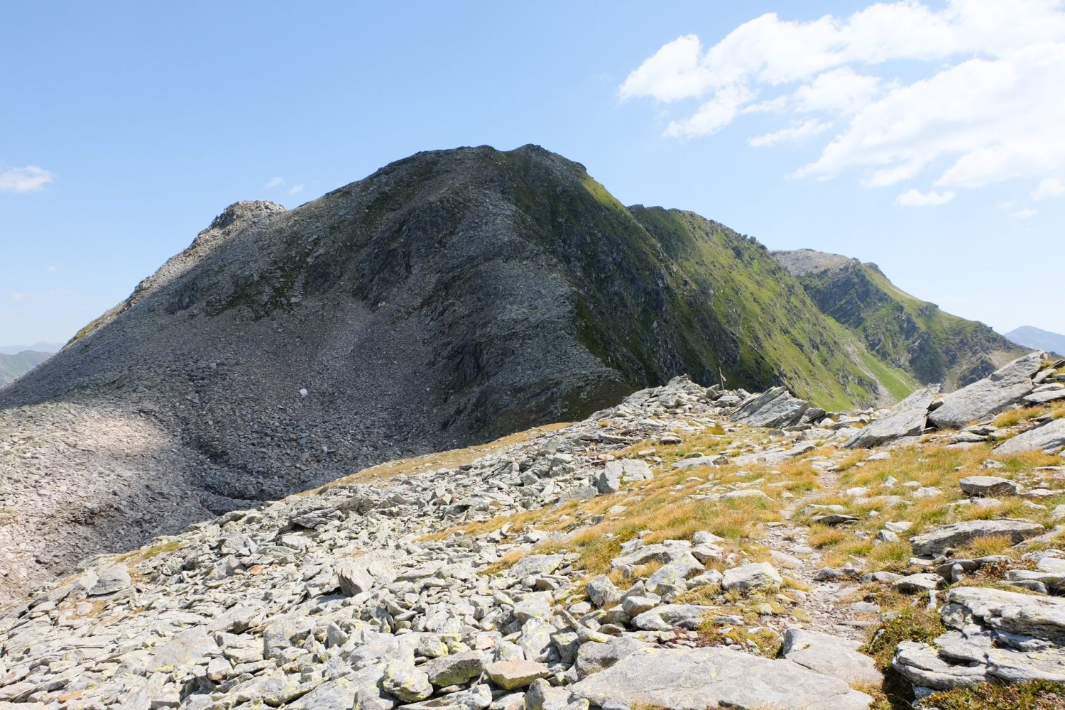 La montée au Passo Predèlp est très caillouteuse. C’est au col que commence la Leventina.