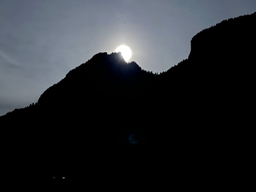 Eine stimmungsvolle Nachtwanderung ins Brunnital verbindet Naturerlebnis, Wissen über den Nachthimmel und eindrückliche Bergkulissen zu einem besonderen Erlebnis.