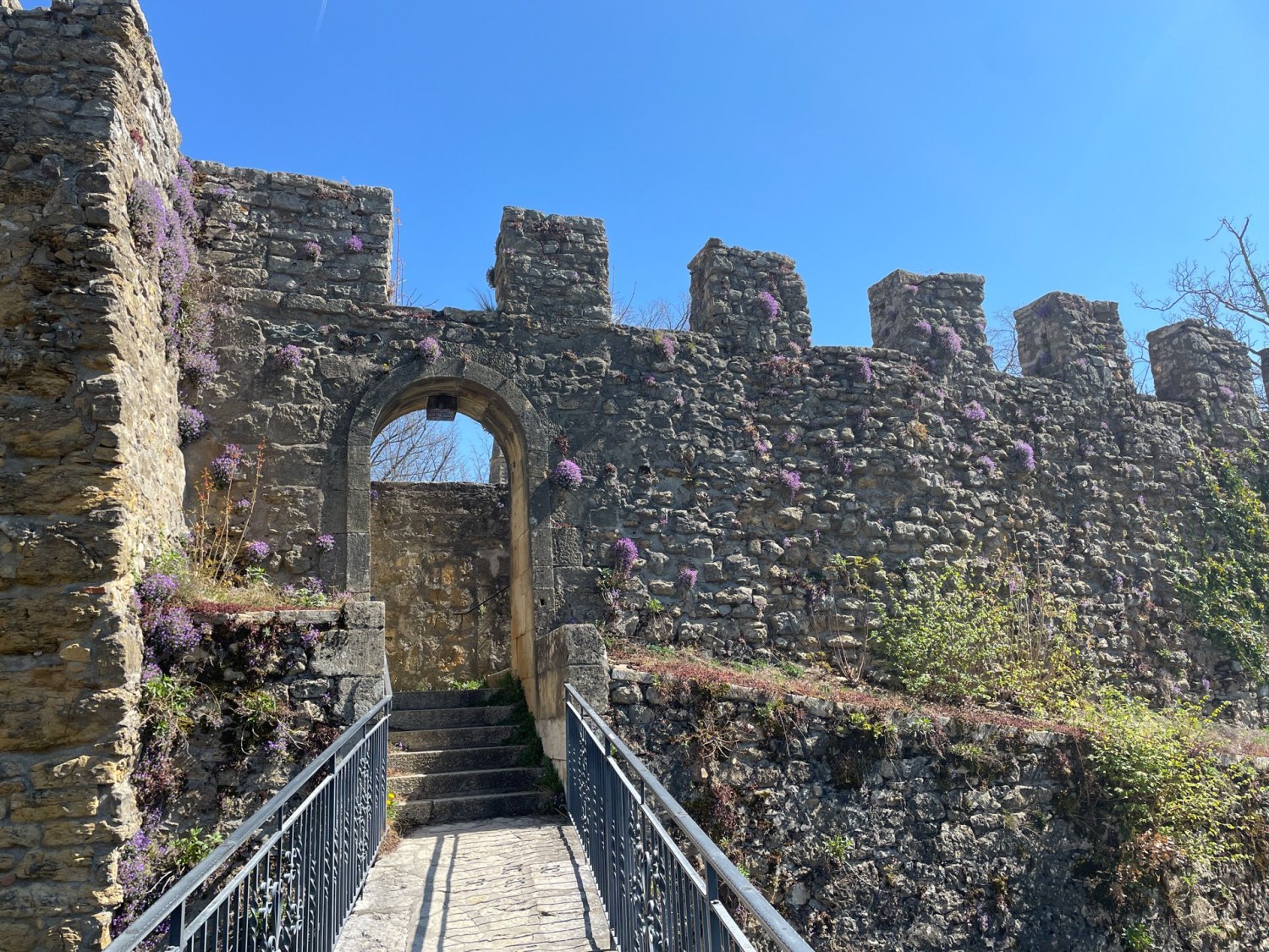 Alte Mauern des Châteaus von Neuenburg.