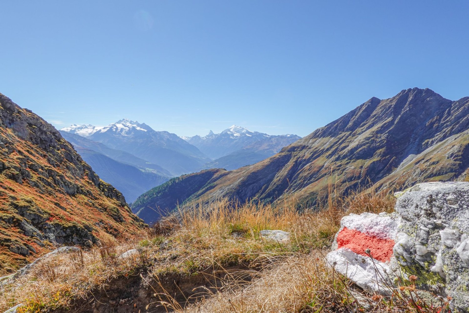 Outre les balisages des chemins de randonnée de montagne, le massif des Mischabel, le Cervin et le Weisshorn sont souvent présents le long du parcours.