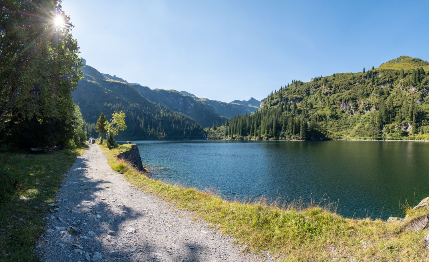 Le lac de barrage de Garichti n’est pas seulement une destination de promenade, c’est aussi le point de départ de nombreuses randonnées en montagne.