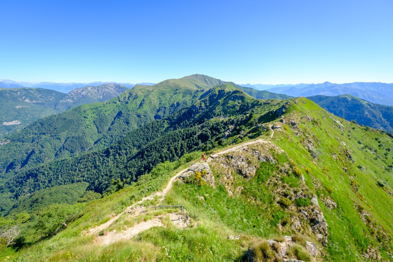 Der Weg ist aussichtsreich. Im Hintergrund der Gipfel des Gradicciòli.